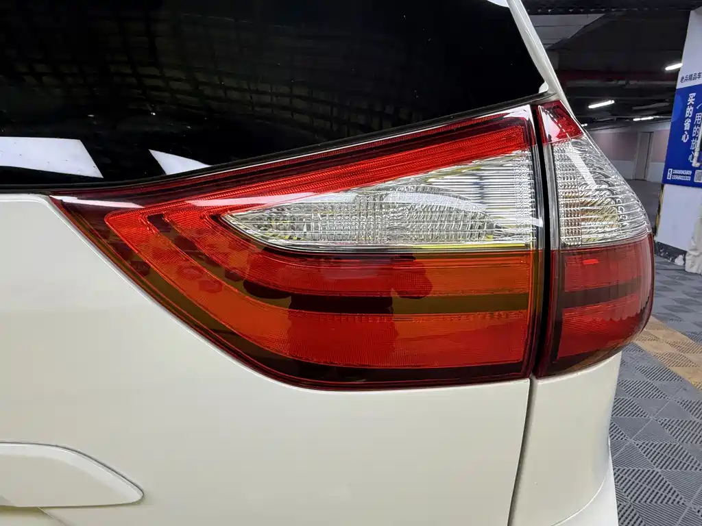 Toyota Sienna 2015 — фото 9