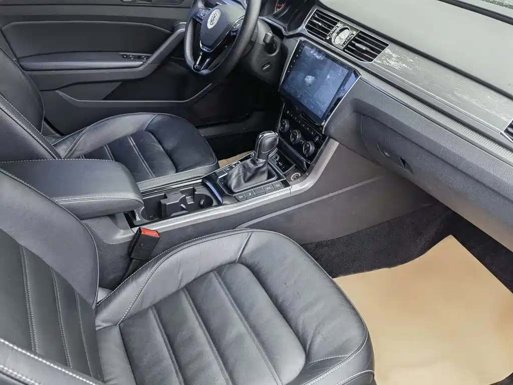 Volkswagen Passat 2017 — фото 11