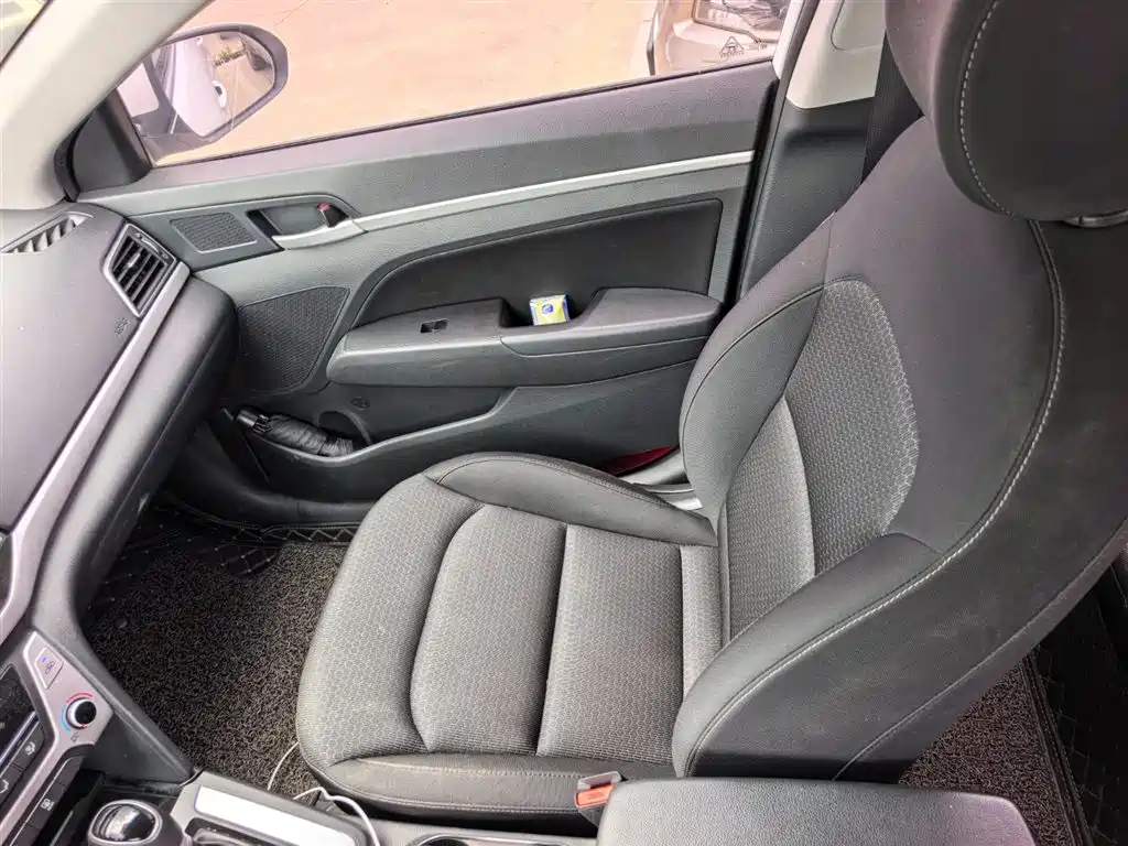 Hyundai Elantra 2017 — фото 11