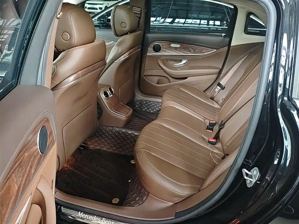 Mercedes-Benz E-Class 2022 — фото 17