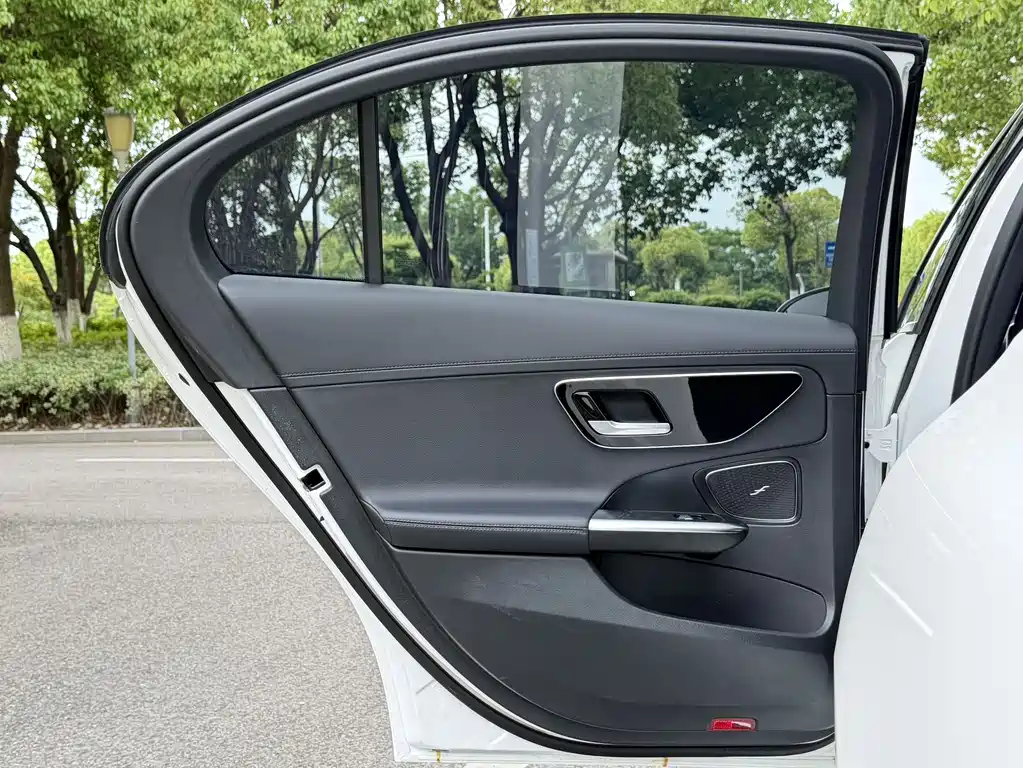 Mercedes-Benz C-Class 2024 — фото 14