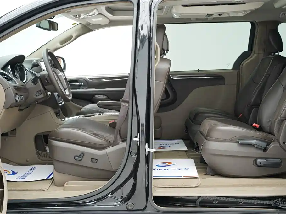 Chrysler Grand Voyager 2017 — фото 10