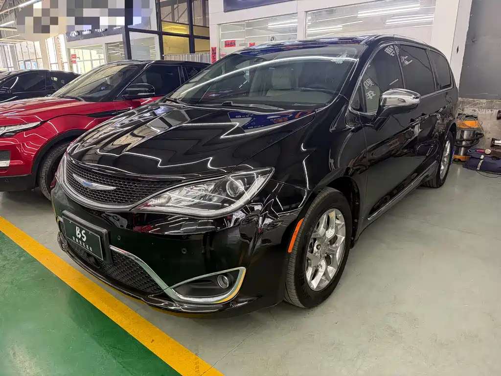 Chrysler Grand Voyager 2018 — фото 1