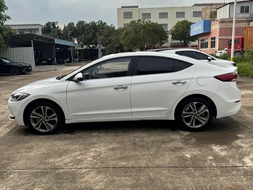 Hyundai Elantra 2018 — фото 6