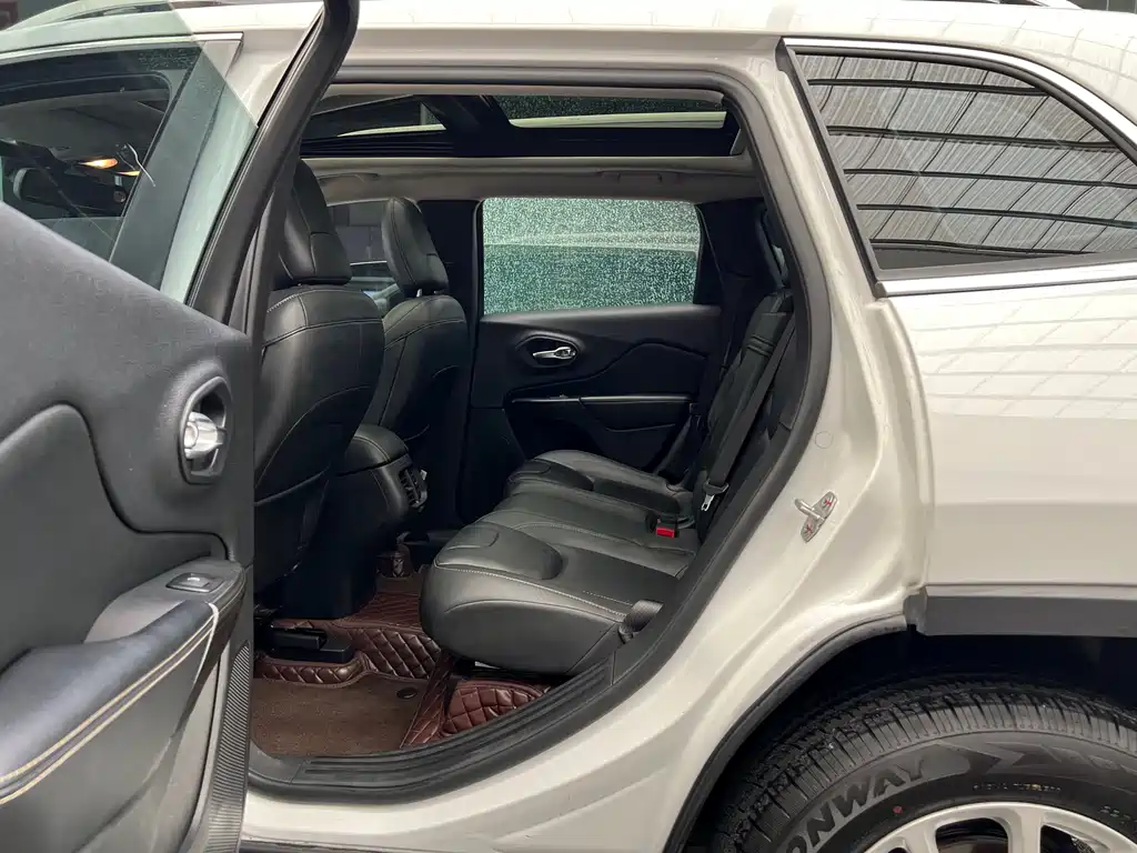 Jeep Cherokee 2019 — фото 17