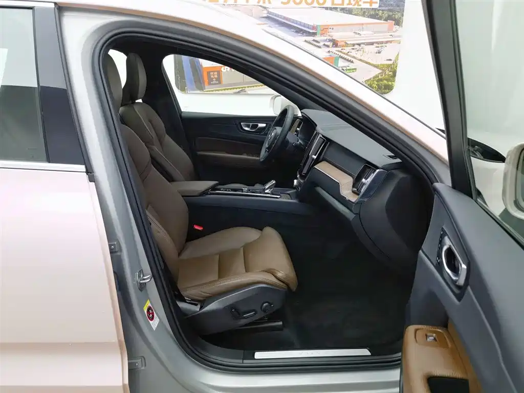 Volvo XC60 2021 — фото 23