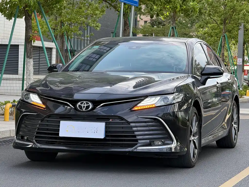 Toyota Camry 2021 — фото 1