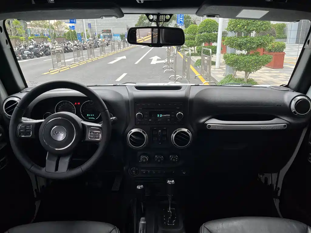 Jeep Wrangler 2016 — фото 11