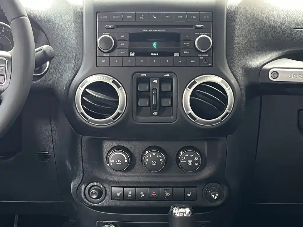Jeep Wrangler 2016 — фото 9