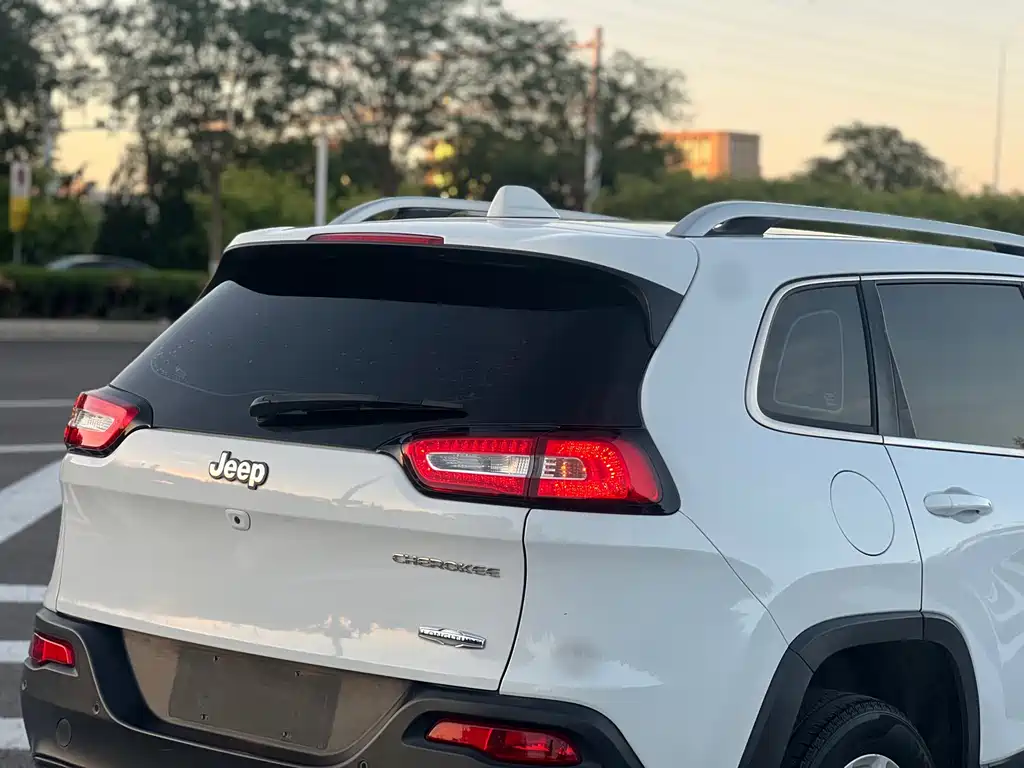 Jeep Cherokee 2016 — фото 21