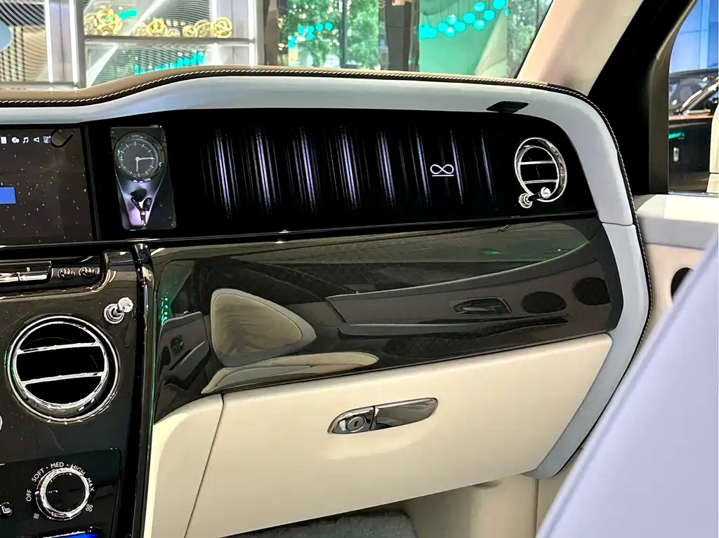 Rolls-Royce Cullinan — фото 14