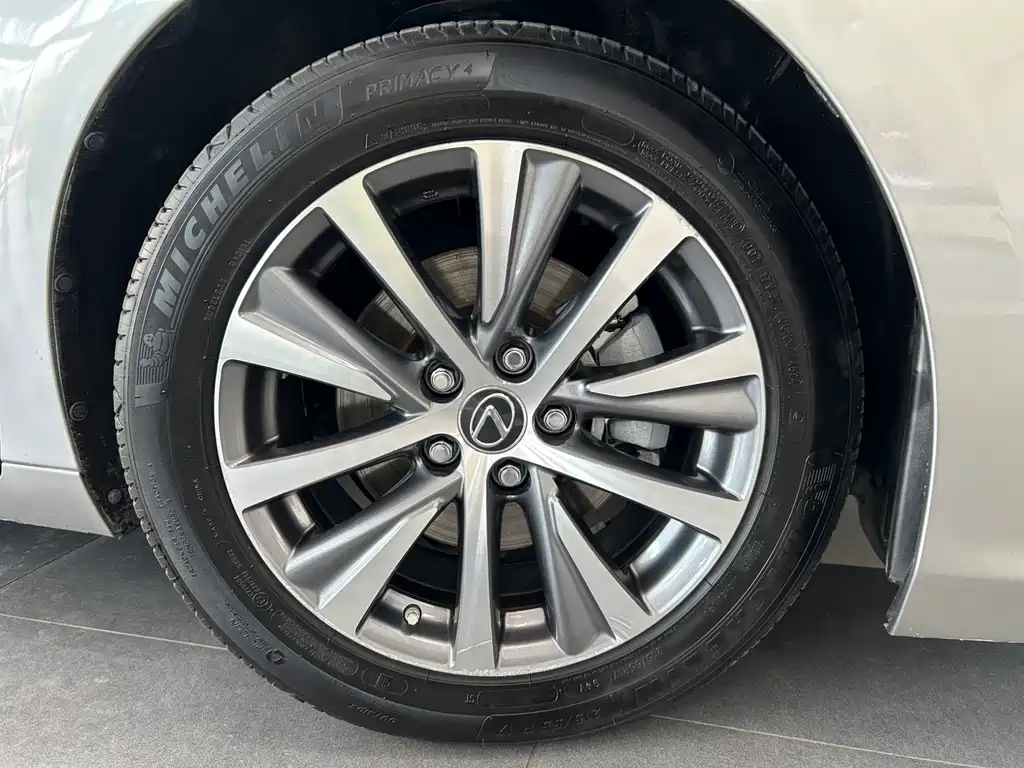 Lexus ES 2019 — фото 15