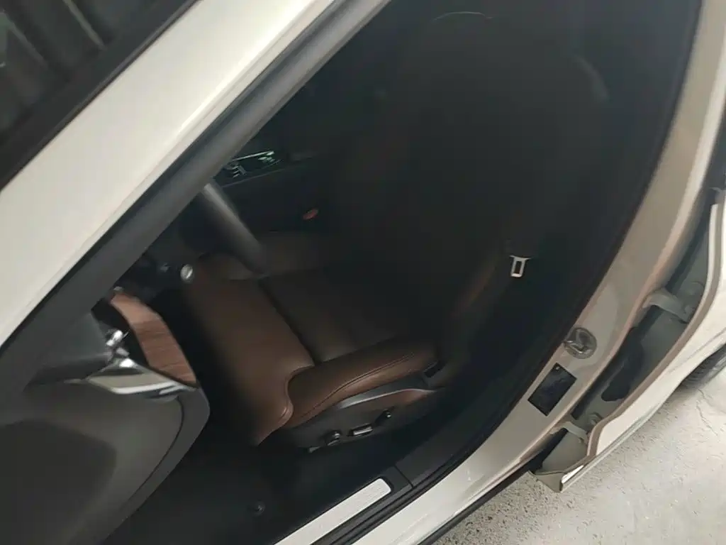 Volvo XC60 2023 — фото 15