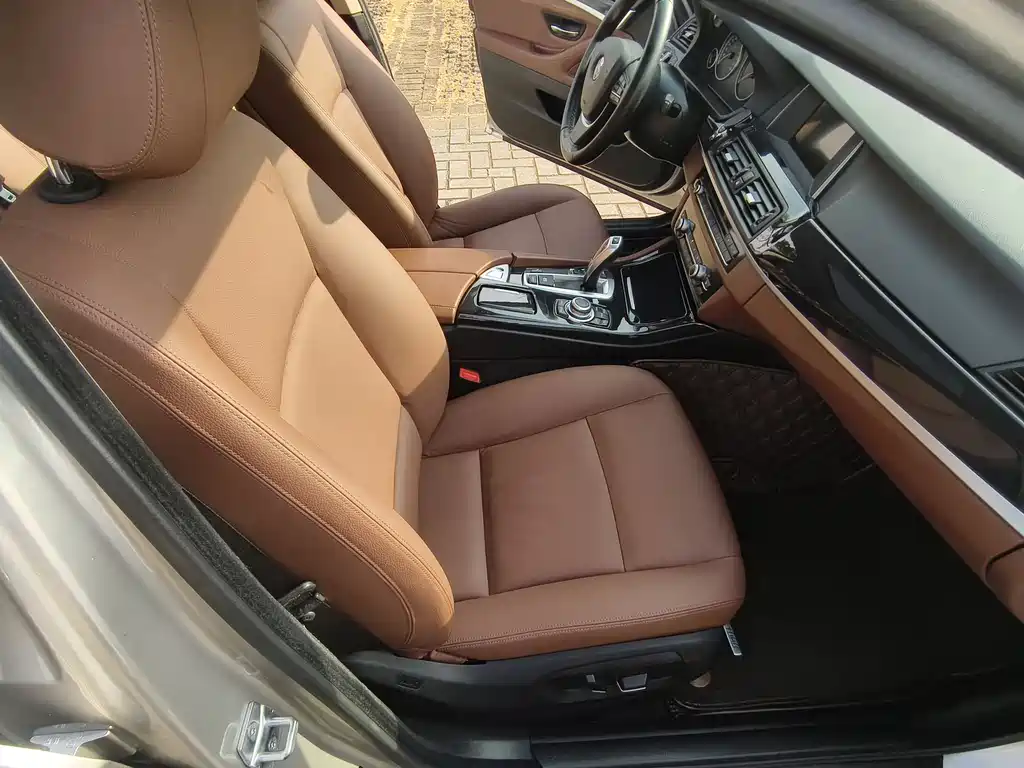 BMW 5 Series 2017 — фото 13