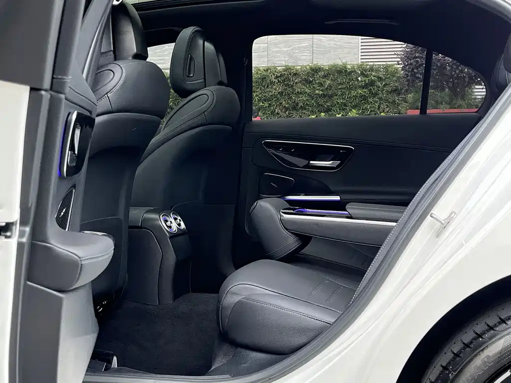 Mercedes-Benz C-Class 2024 — фото 11