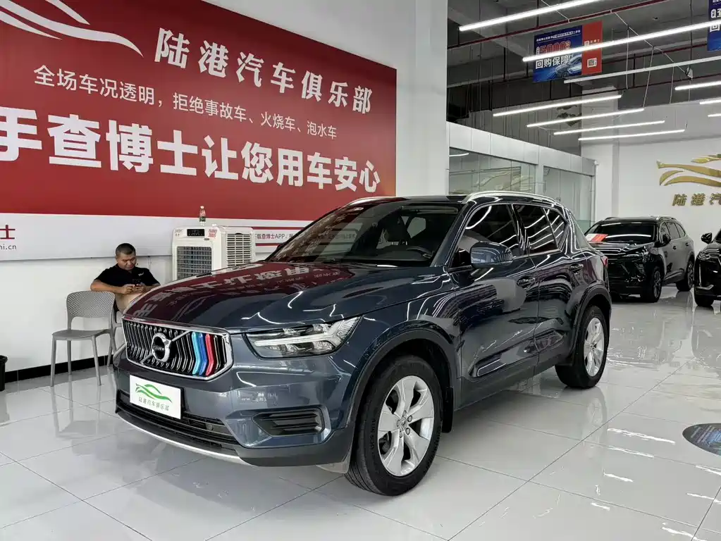 Volvo XC40 2022 — фото 1