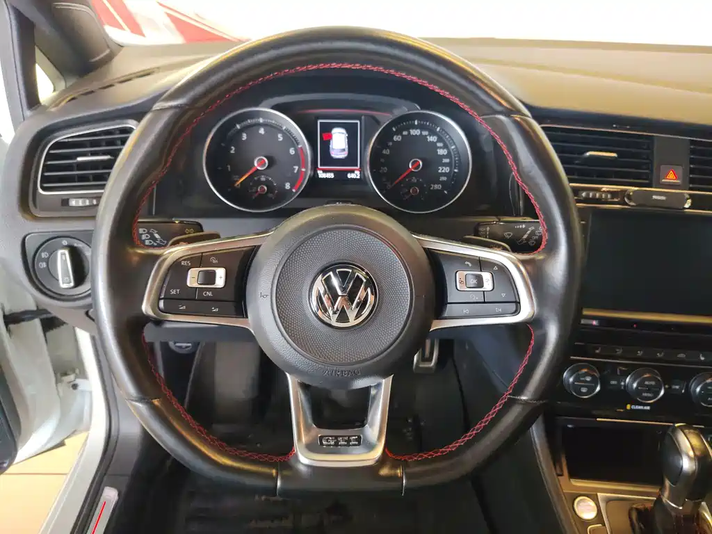 Volkswagen Golf GTI 2017 — фото 12