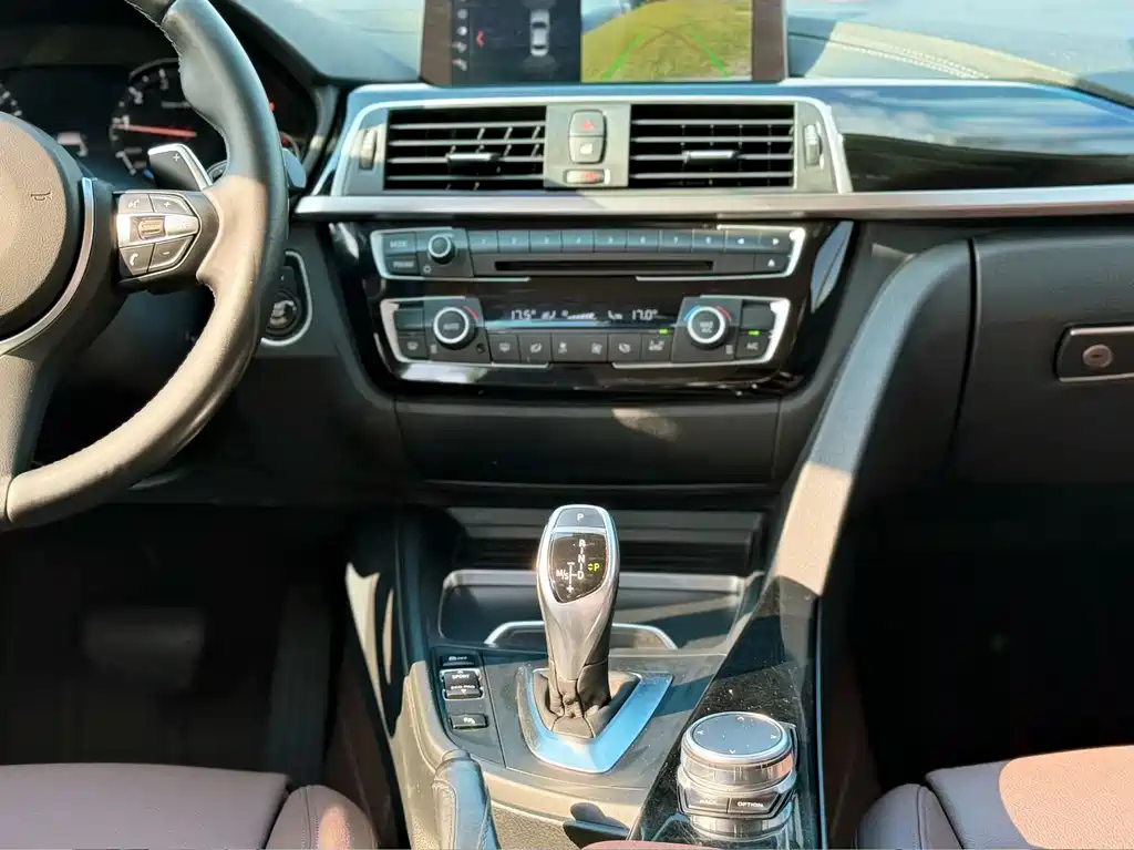 BMW 3 Series 2018 — фото 16