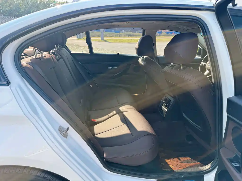BMW 3 Series 2018 — фото 14