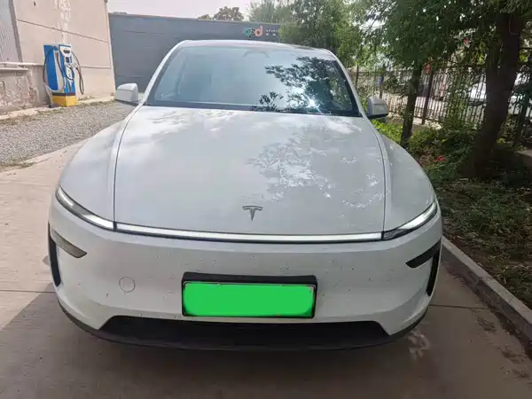 Tesla Model Y 2025