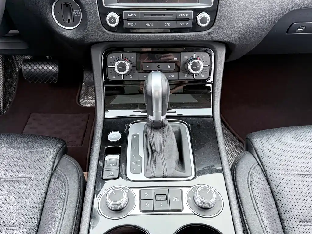 Volkswagen Touareg 2017 — фото 12