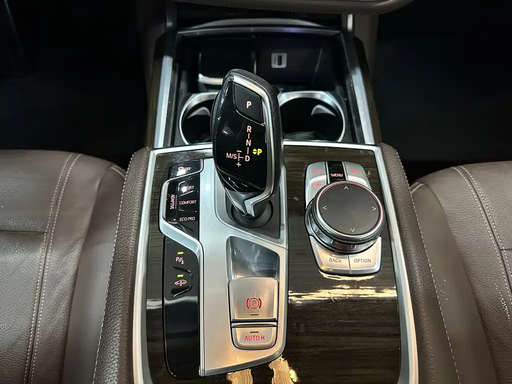 BMW 7 Series 2017 — фото 12
