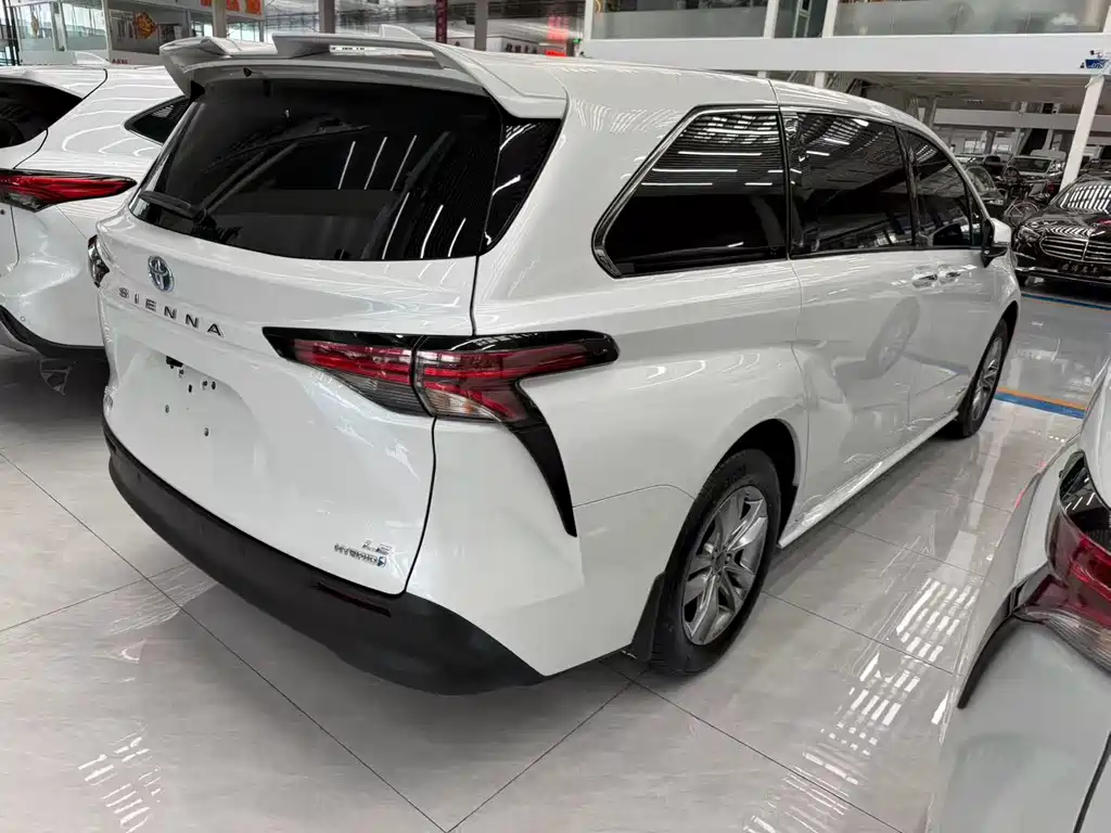 Toyota Sienna 2023 — фото 8