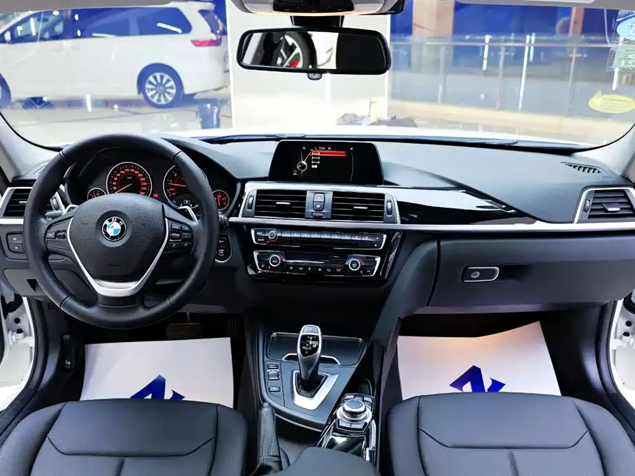 BMW 3 Series 2017 — фото 18