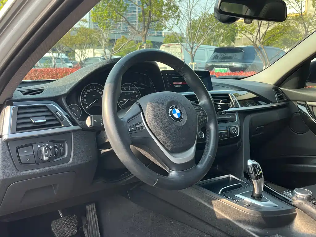 BMW 3 Series 2019 — фото 12