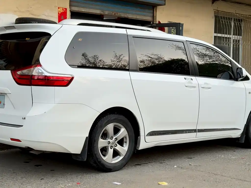 Toyota Sienna 2015 — фото 9