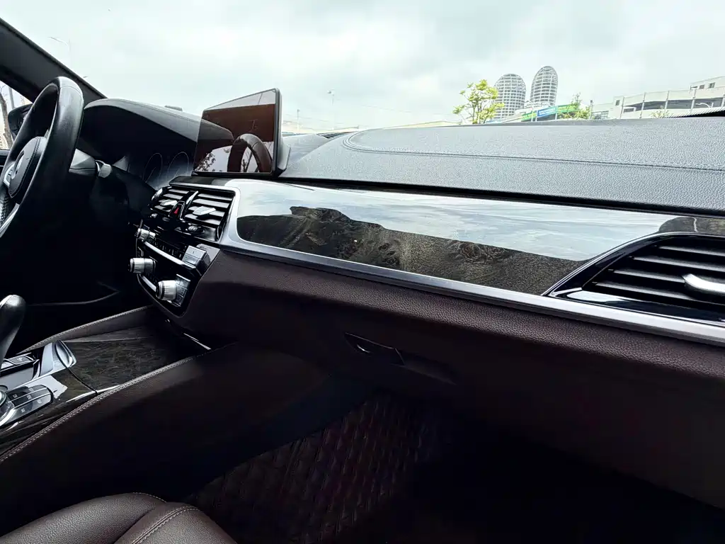 BMW 5 Series 2019 — фото 13