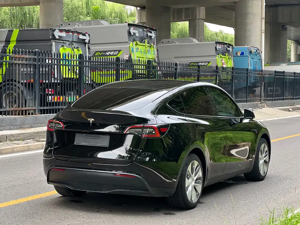 Tesla Model Y 2023 — фото 16