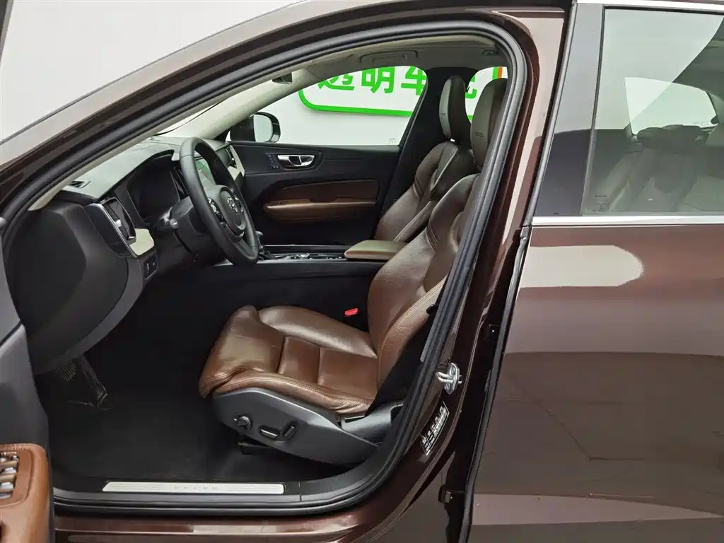 Volvo XC60 2019 — фото 10