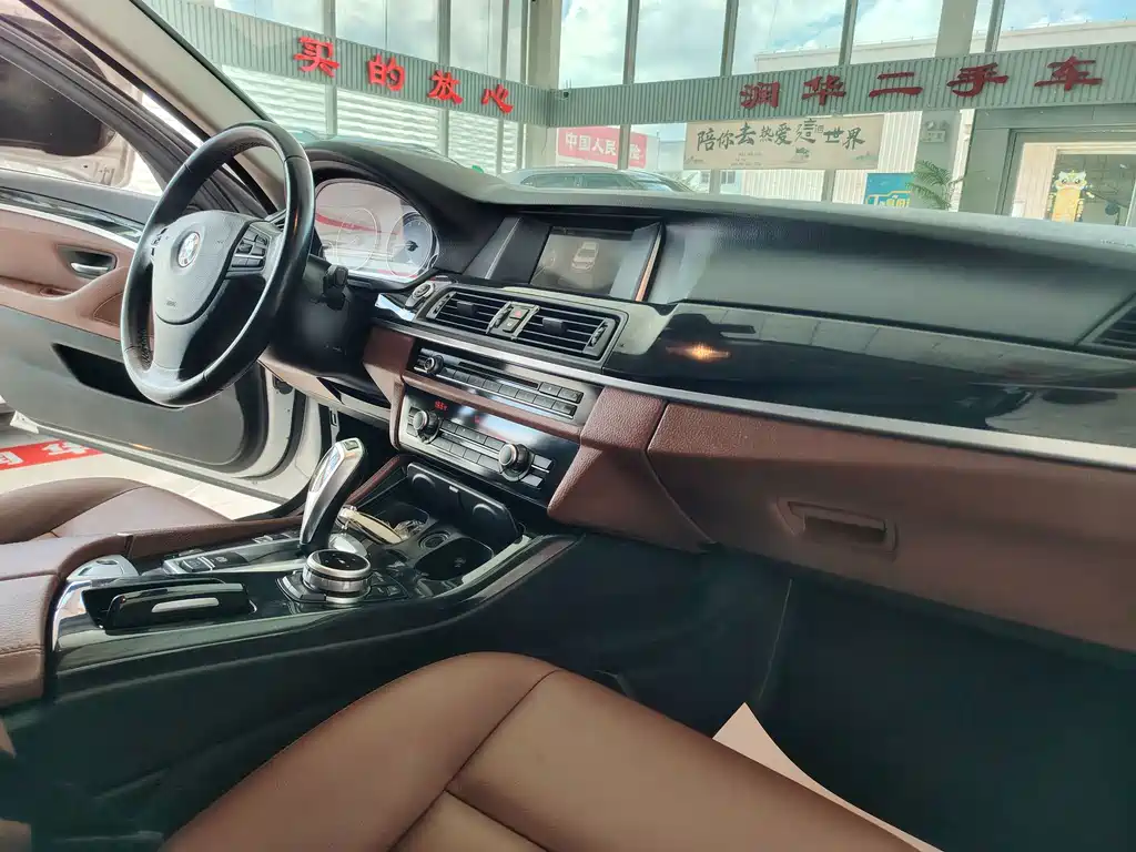 BMW 5 Series 2015 — фото 10