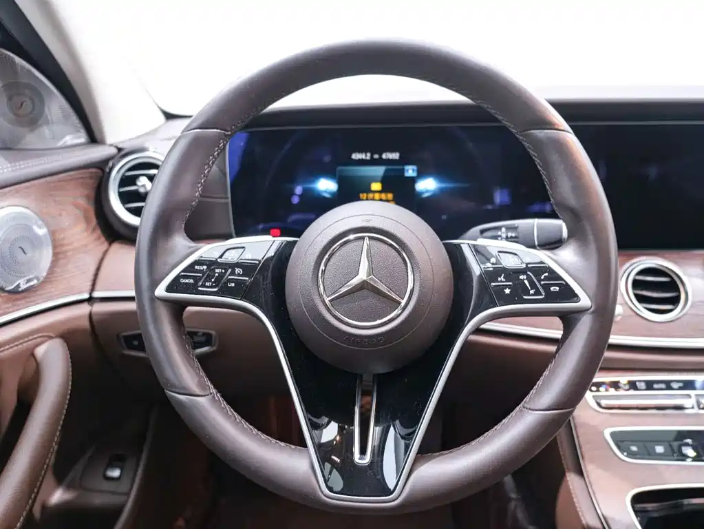 Mercedes-Benz E-Class 2025 — фото 16