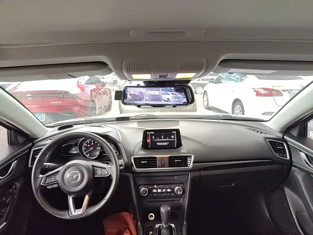 Mazda 3 Axela 2018 — фото 10