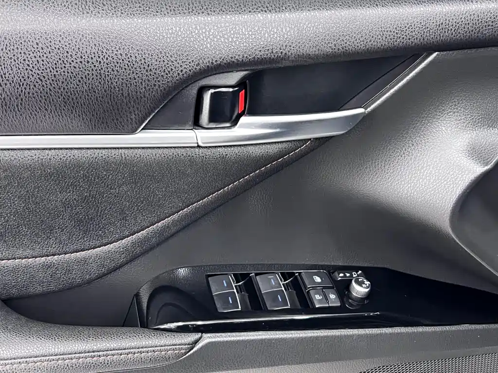 Toyota Camry 2023 — фото 19