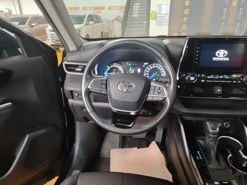 Toyota Highlander 2023 — фото 17