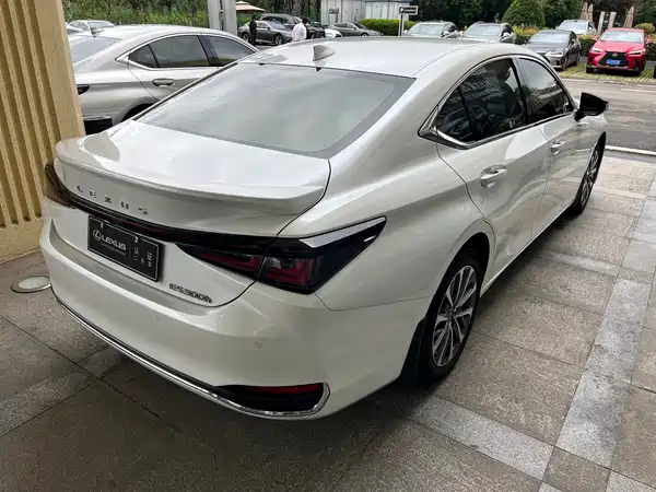 Lexus ES 2025