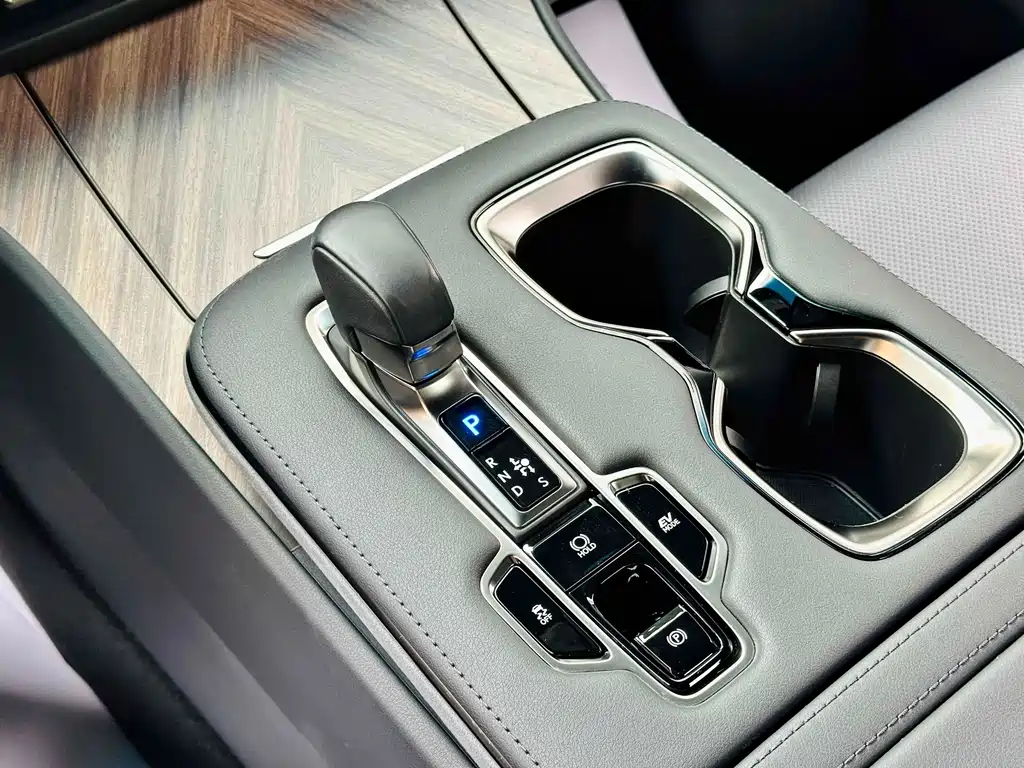 Lexus LM 2024 — фото 10