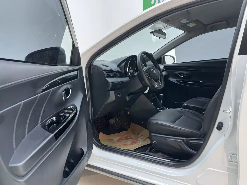 Toyota Yaris L 2022 — фото 16