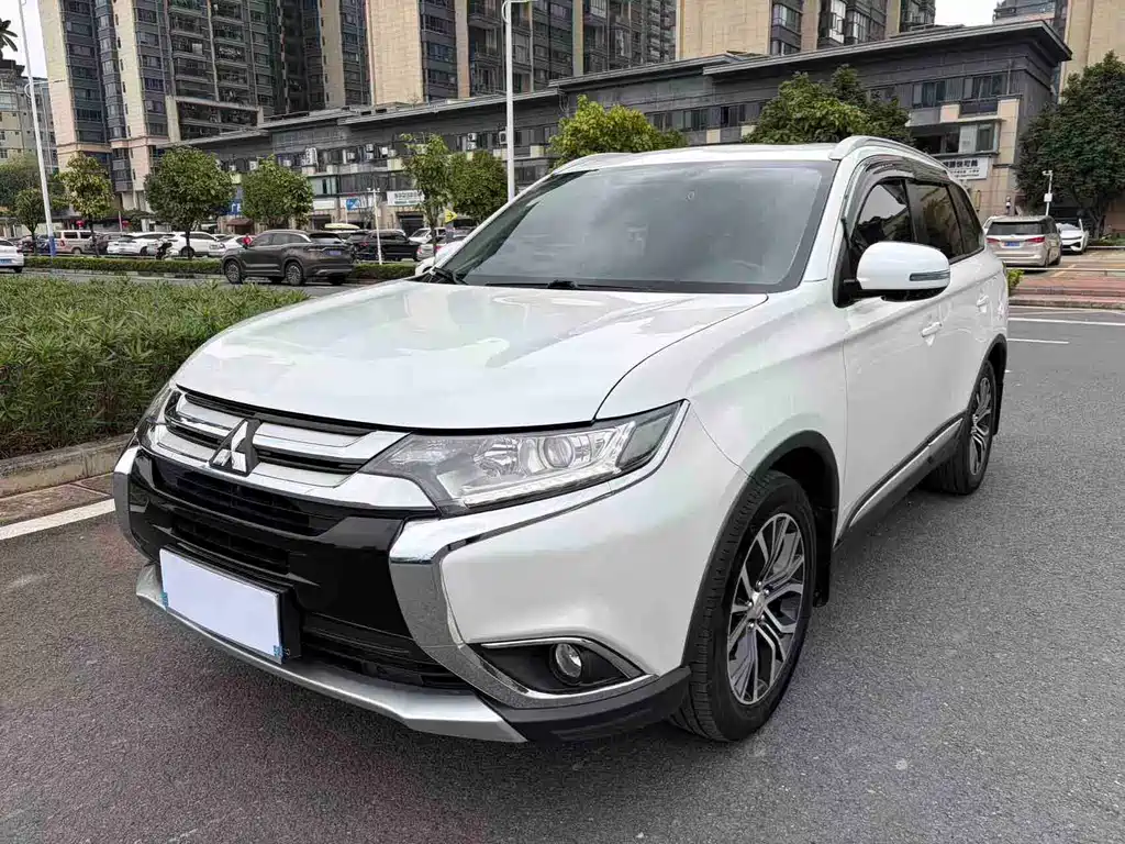 Mitsubishi Outlander 2018 — фото 1