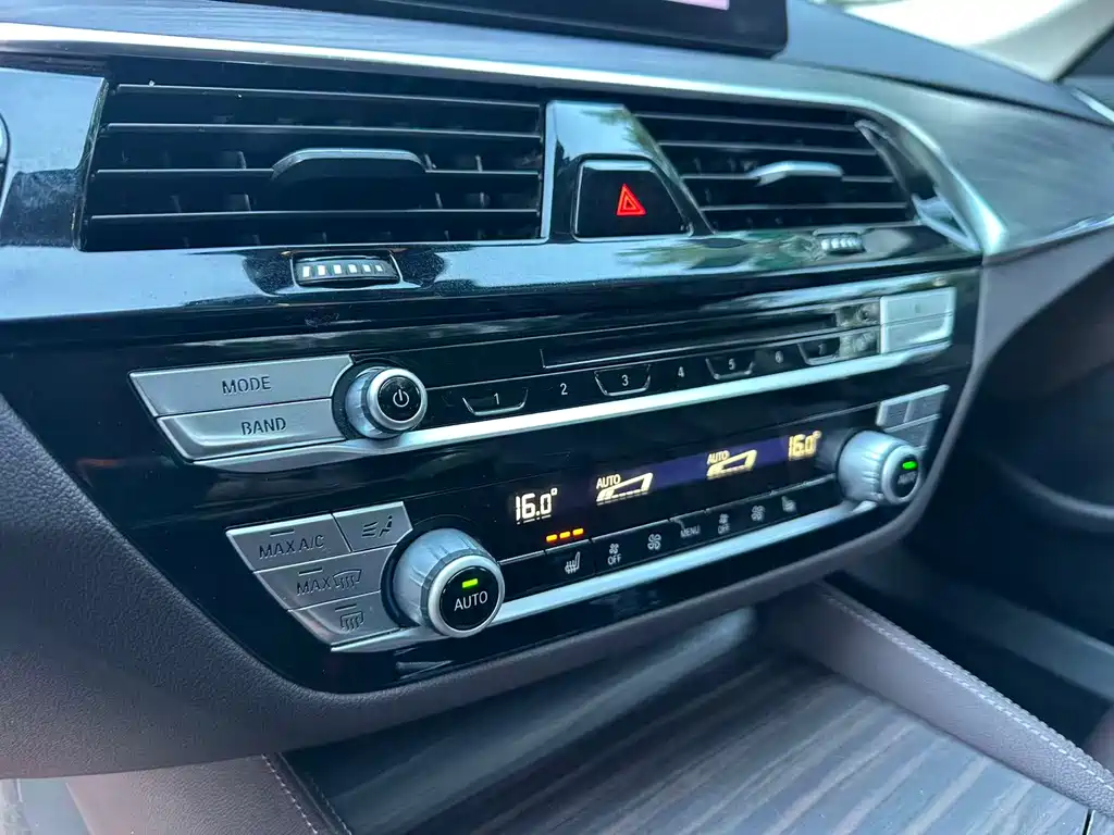 BMW 5 Series 2019 — фото 16