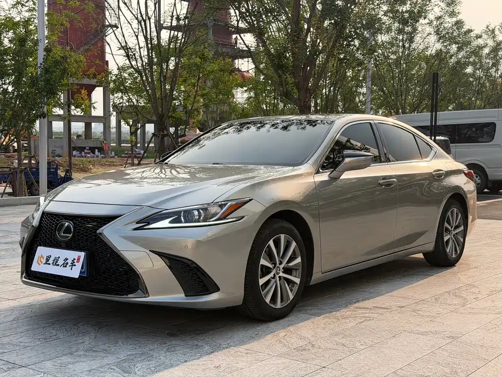 Lexus ES 2020 — фото 1