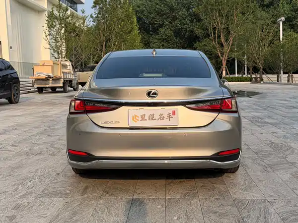 Lexus ES 2020