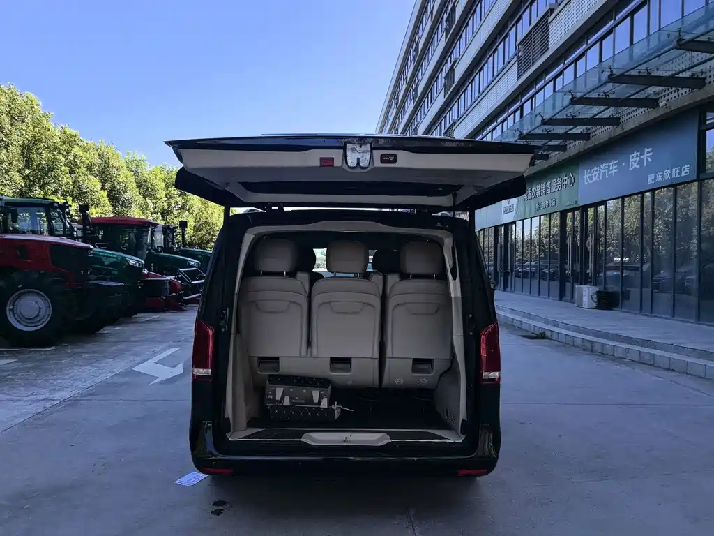 Mercedes-Benz V-Class 2019 — фото 29