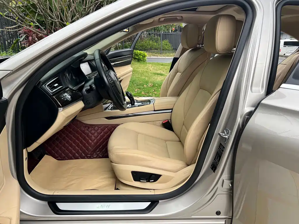 BMW 7 Series 2011 — фото 10