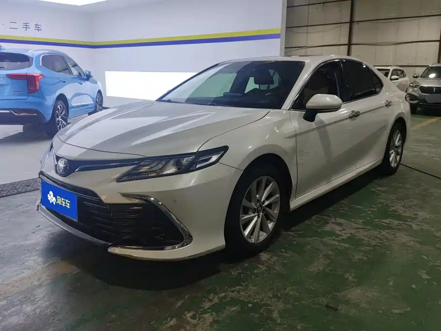 Toyota Camry 2022 — фото 1