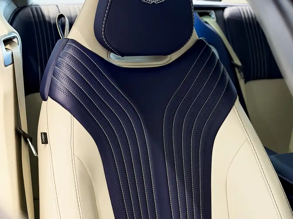 Aston Martin DB11 2019 — фото 9