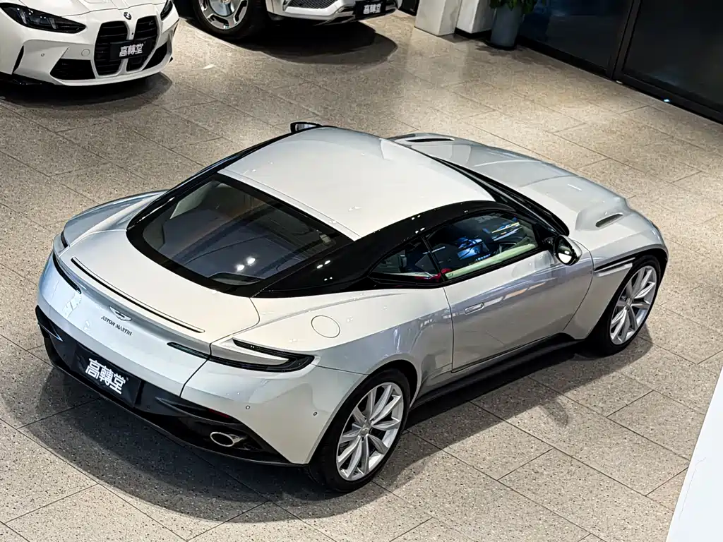 Aston Martin DB11 2019 — фото 21
